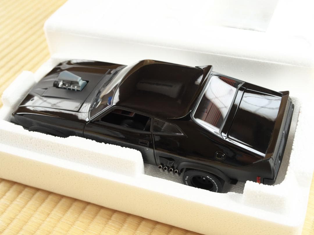 オートアート 1/18 フォード ⅩBファルコン　マッドマックスインターセプター