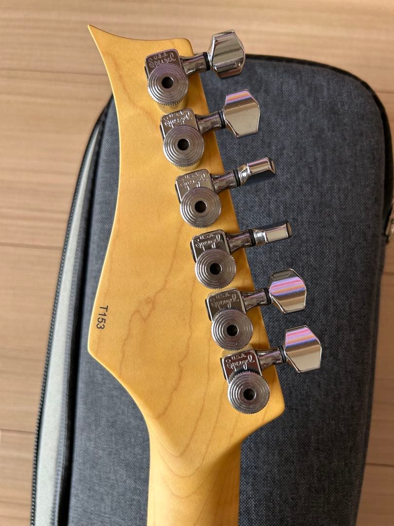 Three Dots Guitars ストラトタイプ