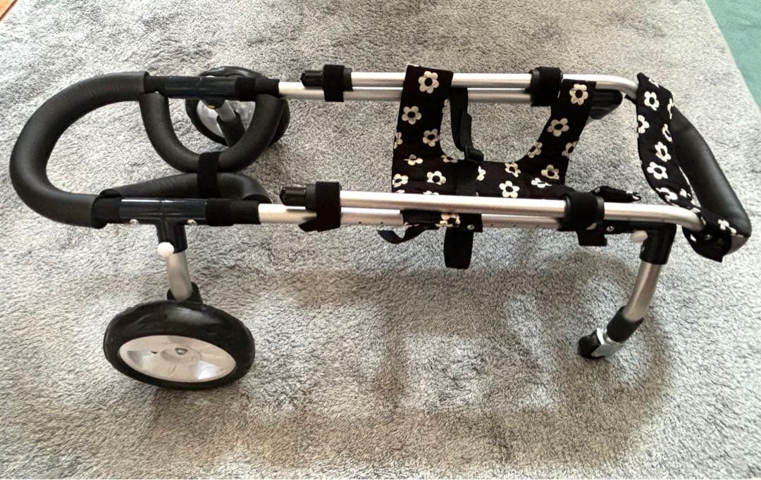 犬用車椅子　犬の歩行器　4輪　顎乗せ付き　手足が弱くなってきた子