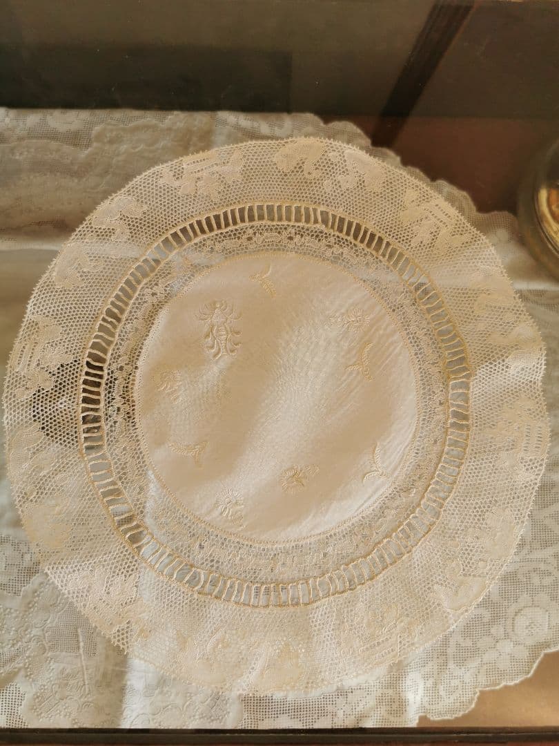 アンティーク 蛍 白鳥 手刺繍リネンドイリー ポワンドパリ 淡いグリーンエクリュ