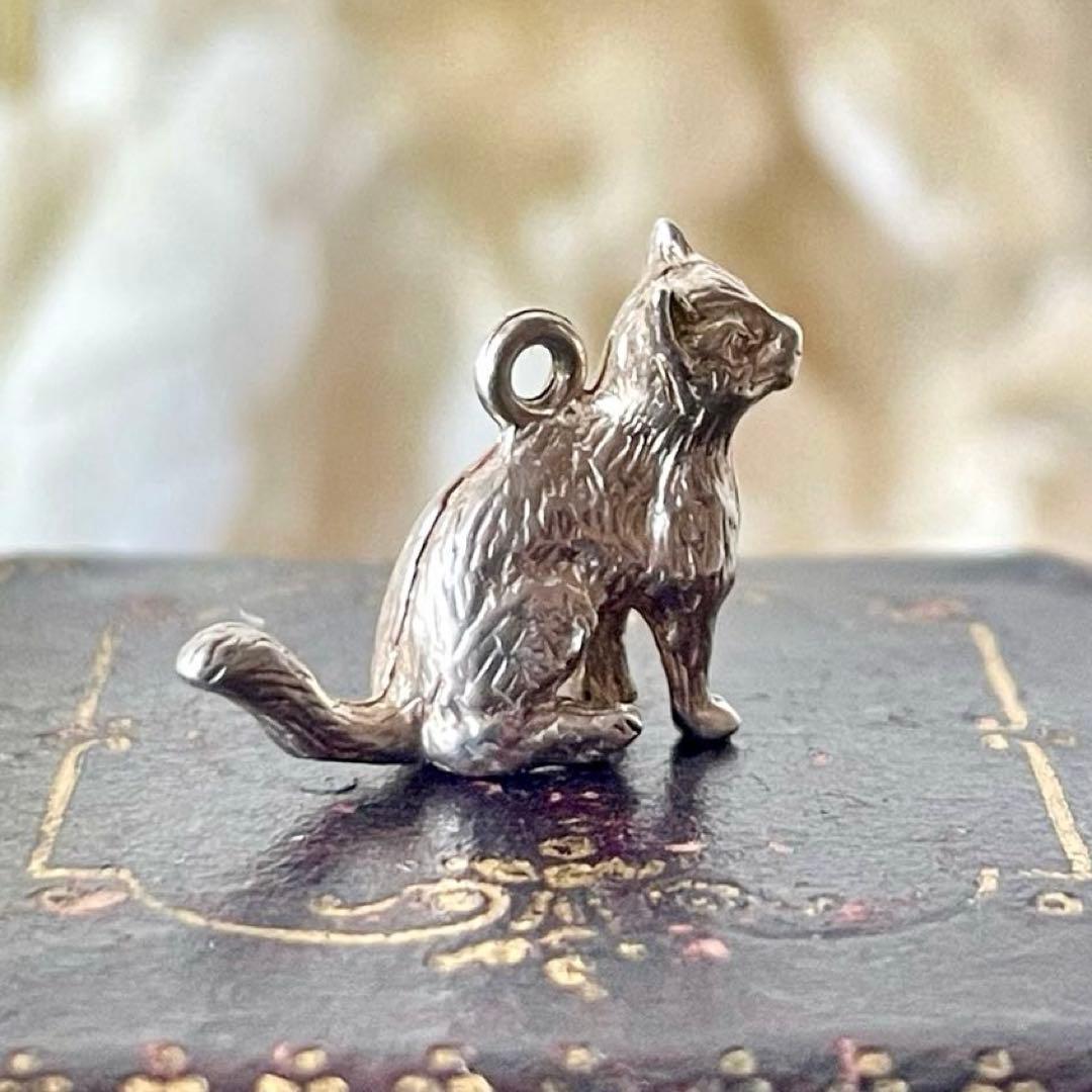 シルバー製猫のチャーム　ペンダントトップ　イギリスヴィンテージ　キャットネコねこ