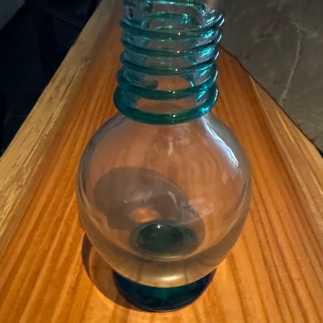 透明と青色のガラス花瓶　びーどろ