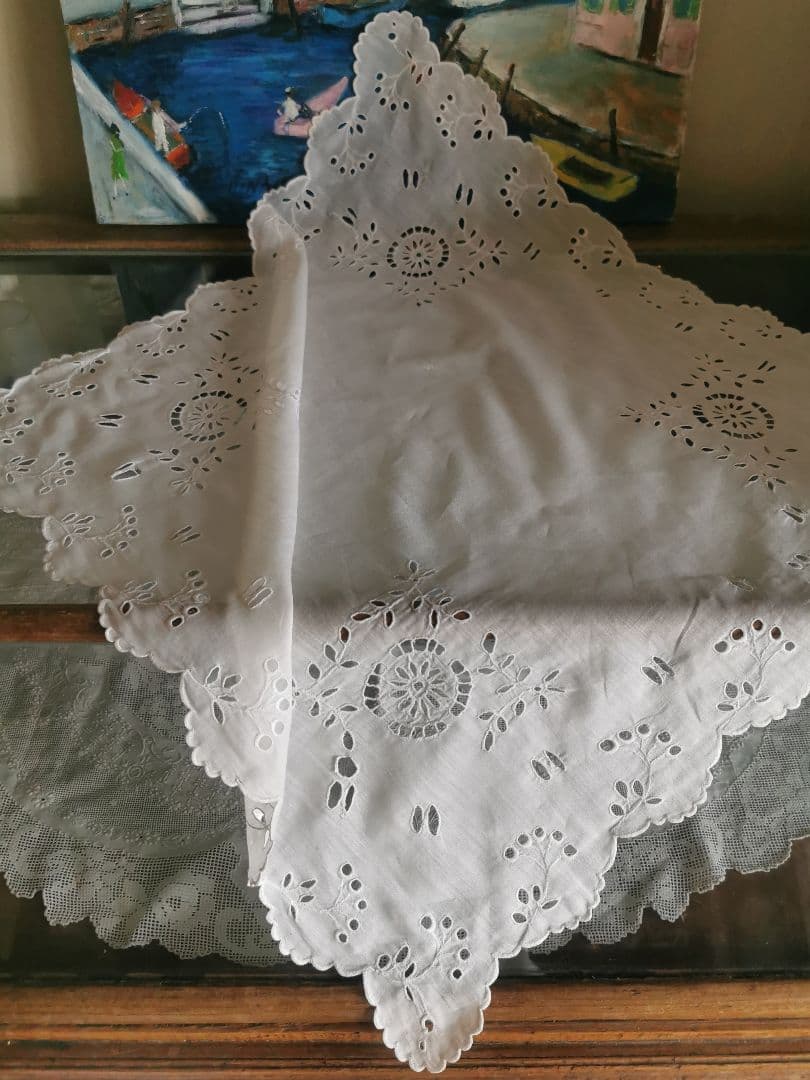 アンティーク オルレア スカラップフリル 花輪アイレット刺繍 大判クロスハンカチ