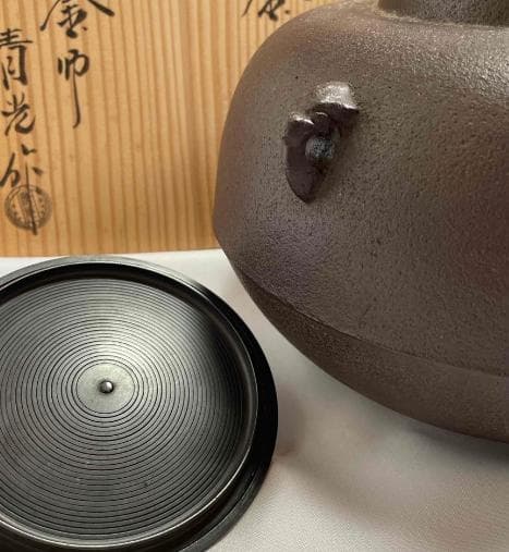 伝統的な黒色鉄釜