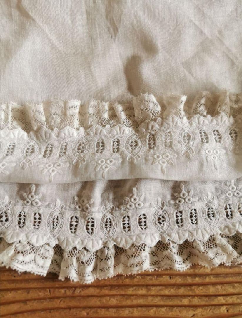 アンティーク 奇跡の極細糸刺繍 極小盛上げスカラップ 美しいウェディングハンカチ