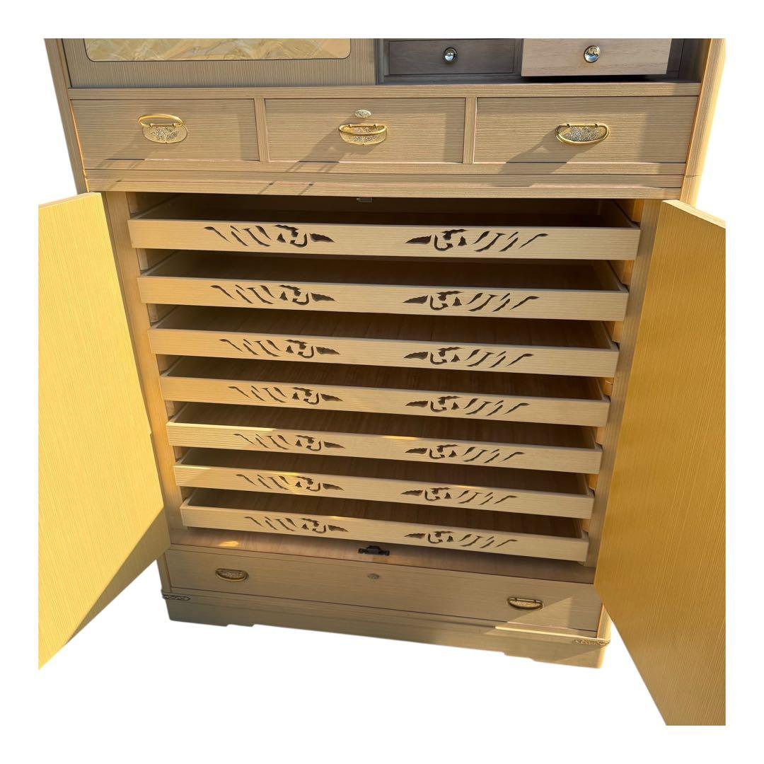 着物　外装は合板ですが衣装収納部は桐箪笥　年代物