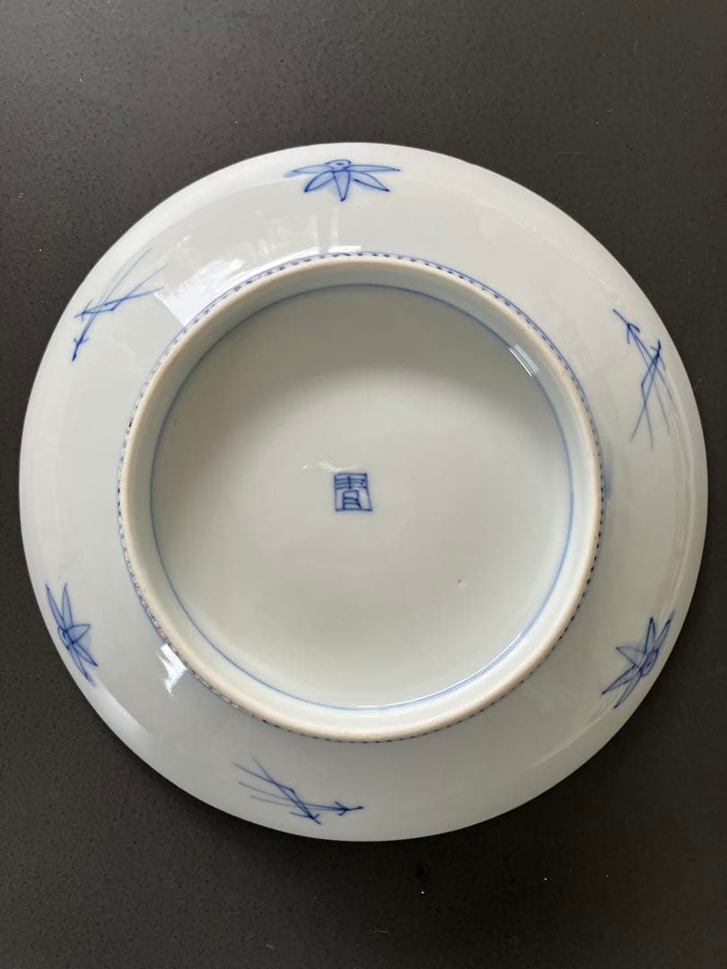 櫛高台の孔雀と花の模様の皿