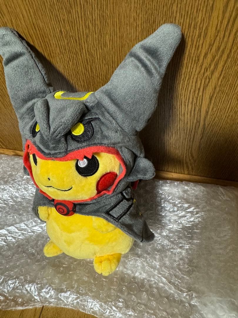 ポケモンセンター ぬいぐるみ 黒いレックウザ　ポンチョを着たピカチュウ