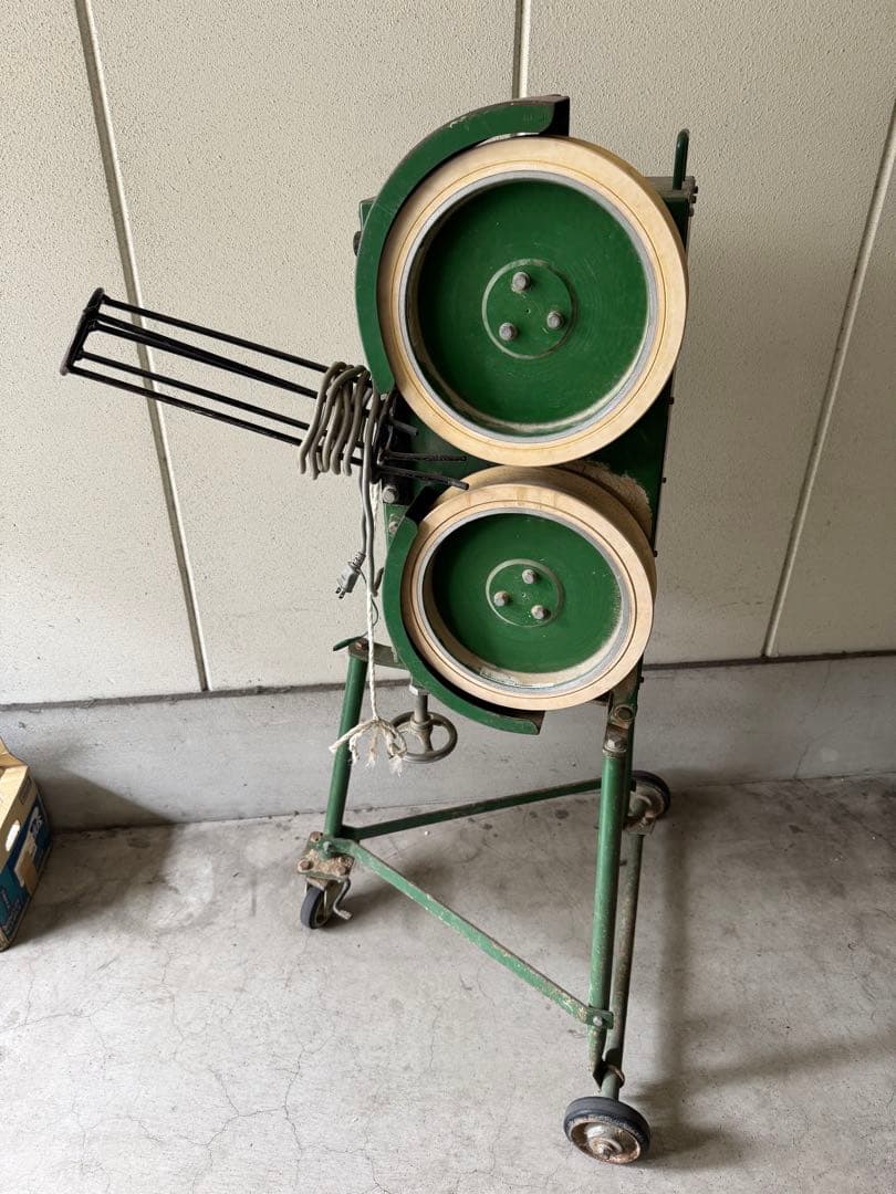 ピッチングマシン 緑色 ボール発射装置付き