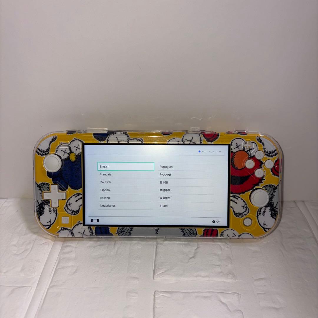 【ほぼ未使用】Nintendo Switch Lite イエロー【KAWS】