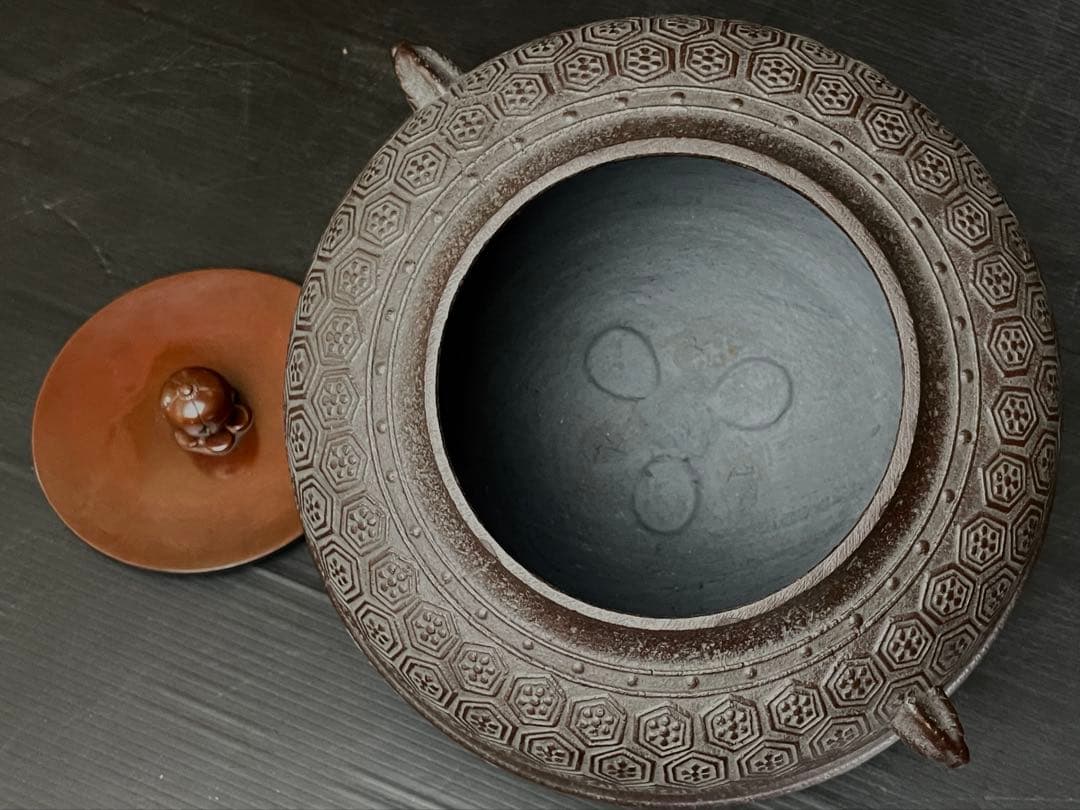 【美品】「母」 亀甲地紋 真形羽釜 釜師 敬典 共箱 茶道具 炉釜（15D）