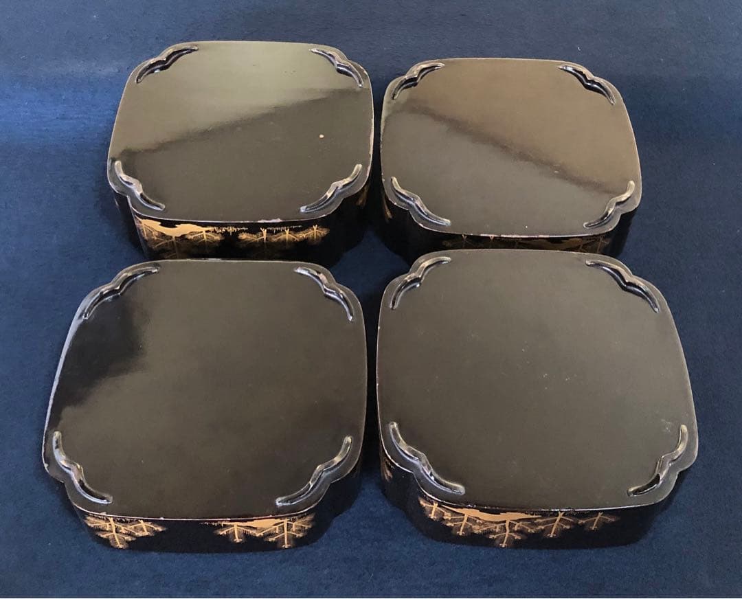 《レ》黒内朱 若松蒔絵 四段重 替蓋付 木製漆器 木箱 時代 251117え2