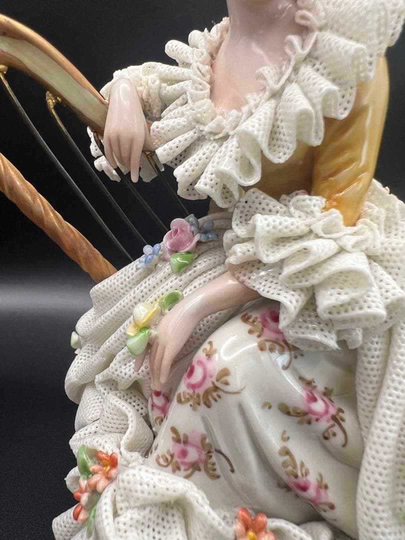 ハープを持つ女性の陶器像