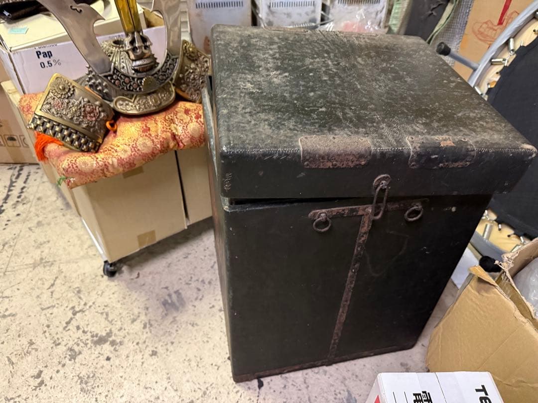 武士の兜　金色装飾の兜 菊花紋章入り　日本国皇室顎紐付き　赤いクッション付き