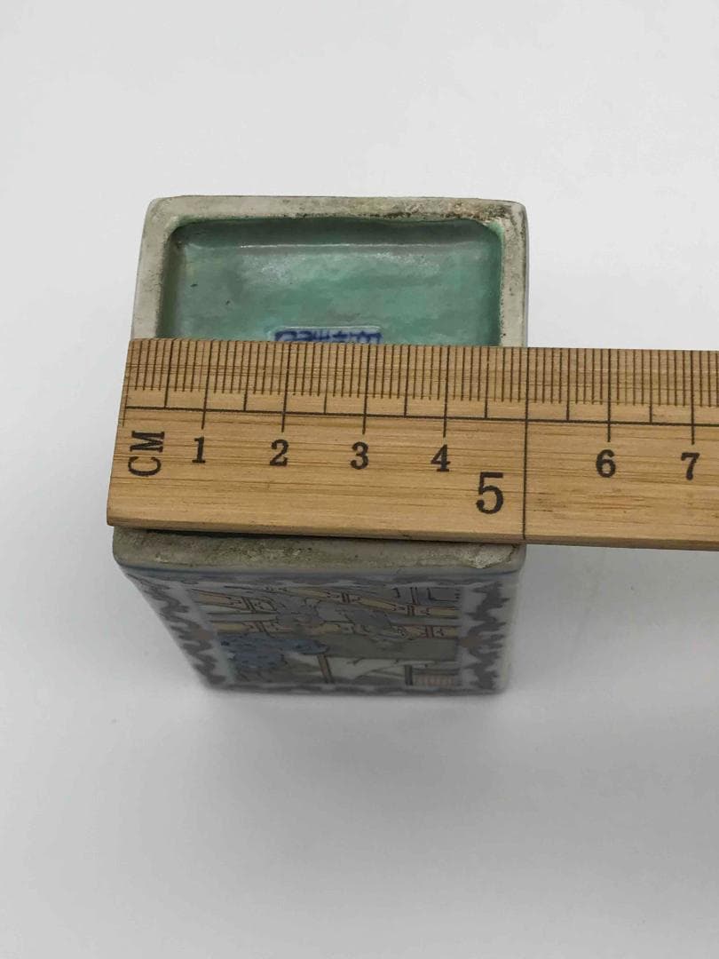 清乾隆時代　【大清乾隆年製】在銘　粉彩琺瑯彩松石緑釉人物文四方筆筒 (F-17)