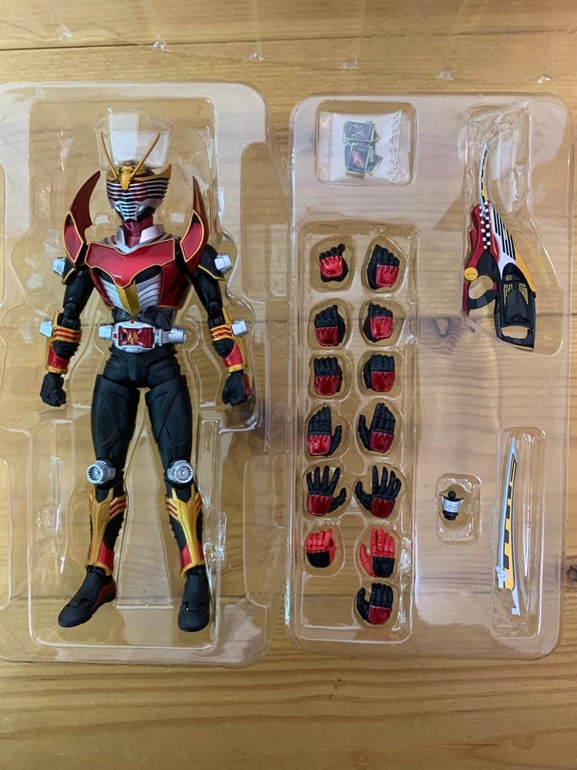 S.H.Figuarts 仮面ライダー　龍騎サバイブ　ナイトサバイブ