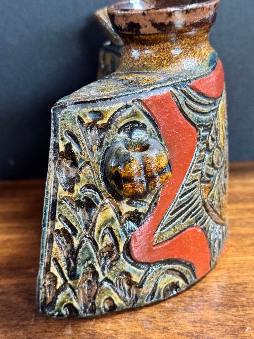 新垣菊さんの傑作、抱瓶　傷なし、欠けなし、躍動感、深い色合いと秞が素晴らしい。