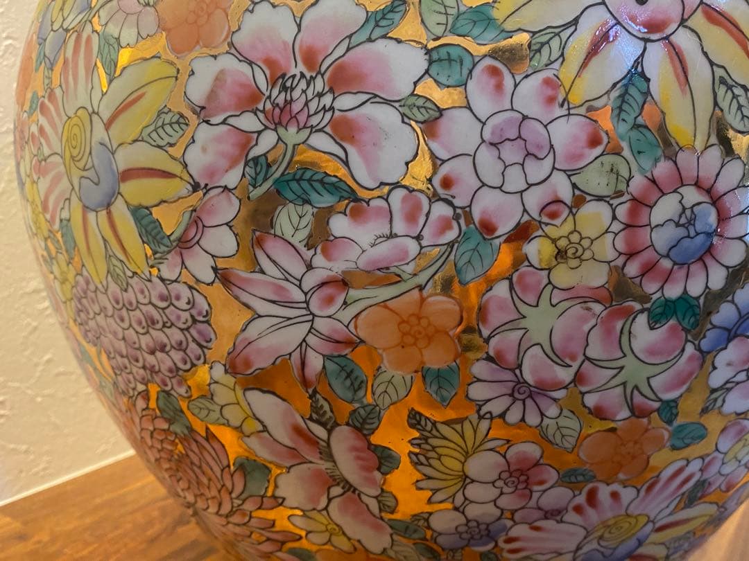 大清乾隆年製款 粉彩金地萬花紋天球瓶　金彩　五彩　色絵磁器