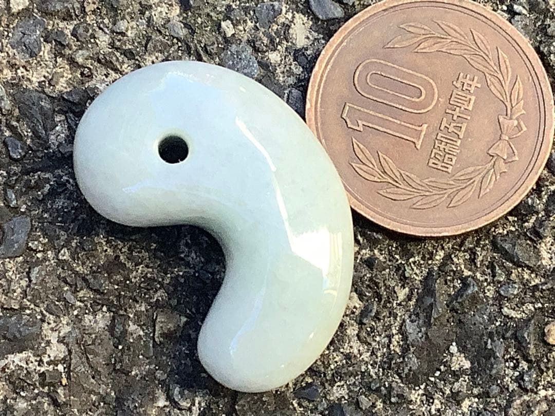 ✳赤褐色入り糸魚川翡翠アイスジェイド*高額勾玉　鑑定鑑別書付本物をお持ちください