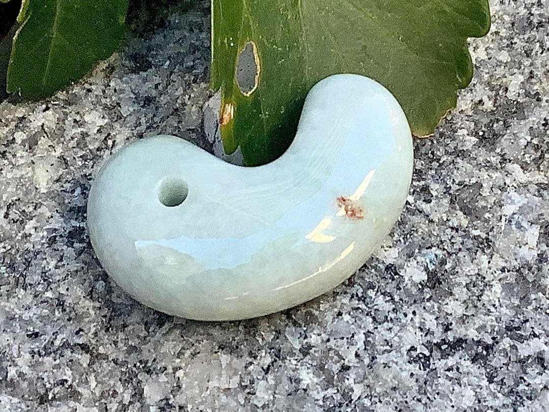 ✳赤褐色入り糸魚川翡翠アイスジェイド*高額勾玉　鑑定鑑別書付本物をお持ちください