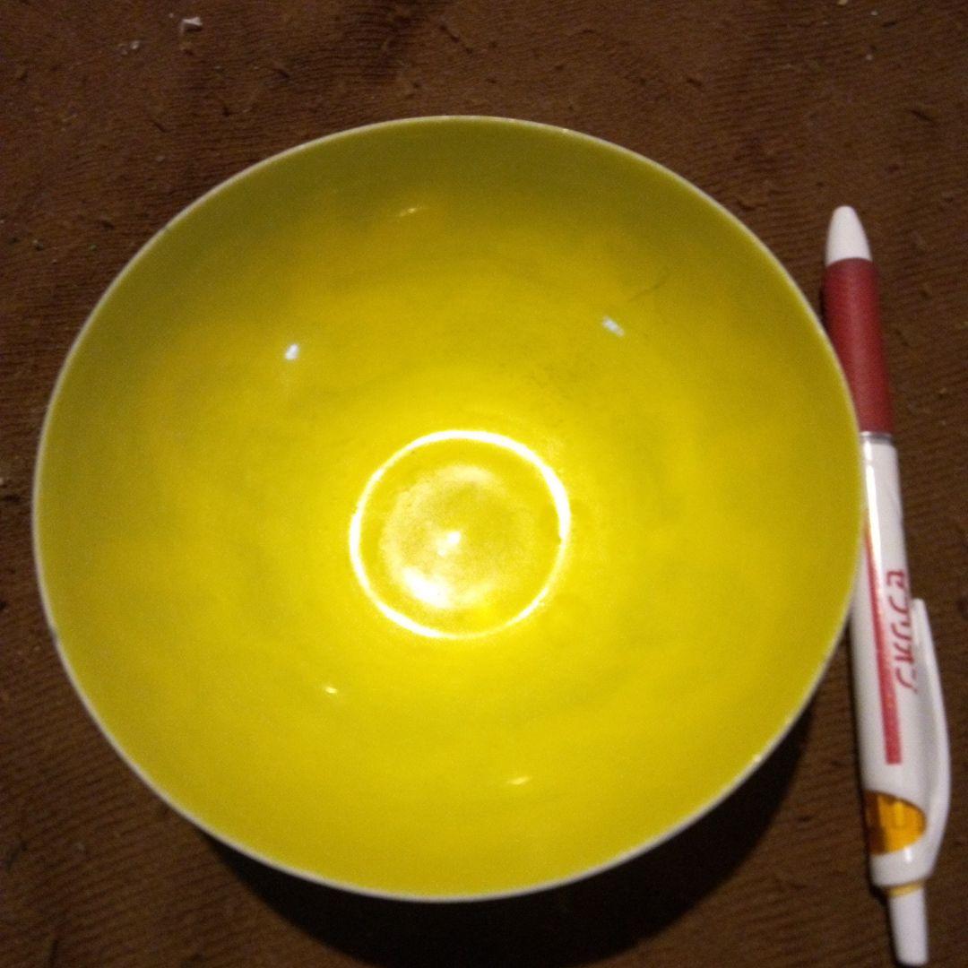 中国陶磁器　明宣徳　青地に黄色の龍模様の陶器ボウル