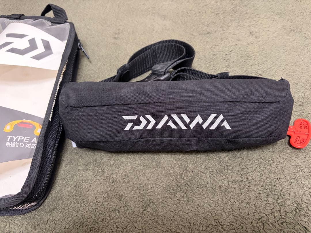 ダイワDF-2220コンパクトライフジャケット　新品ボンベ付き