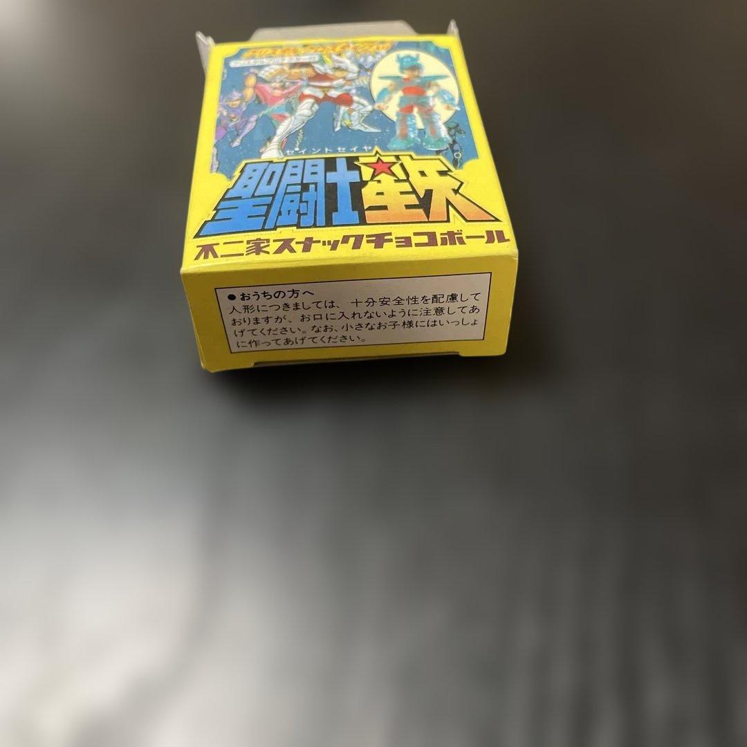 オレンジ色の戦士フィギュア