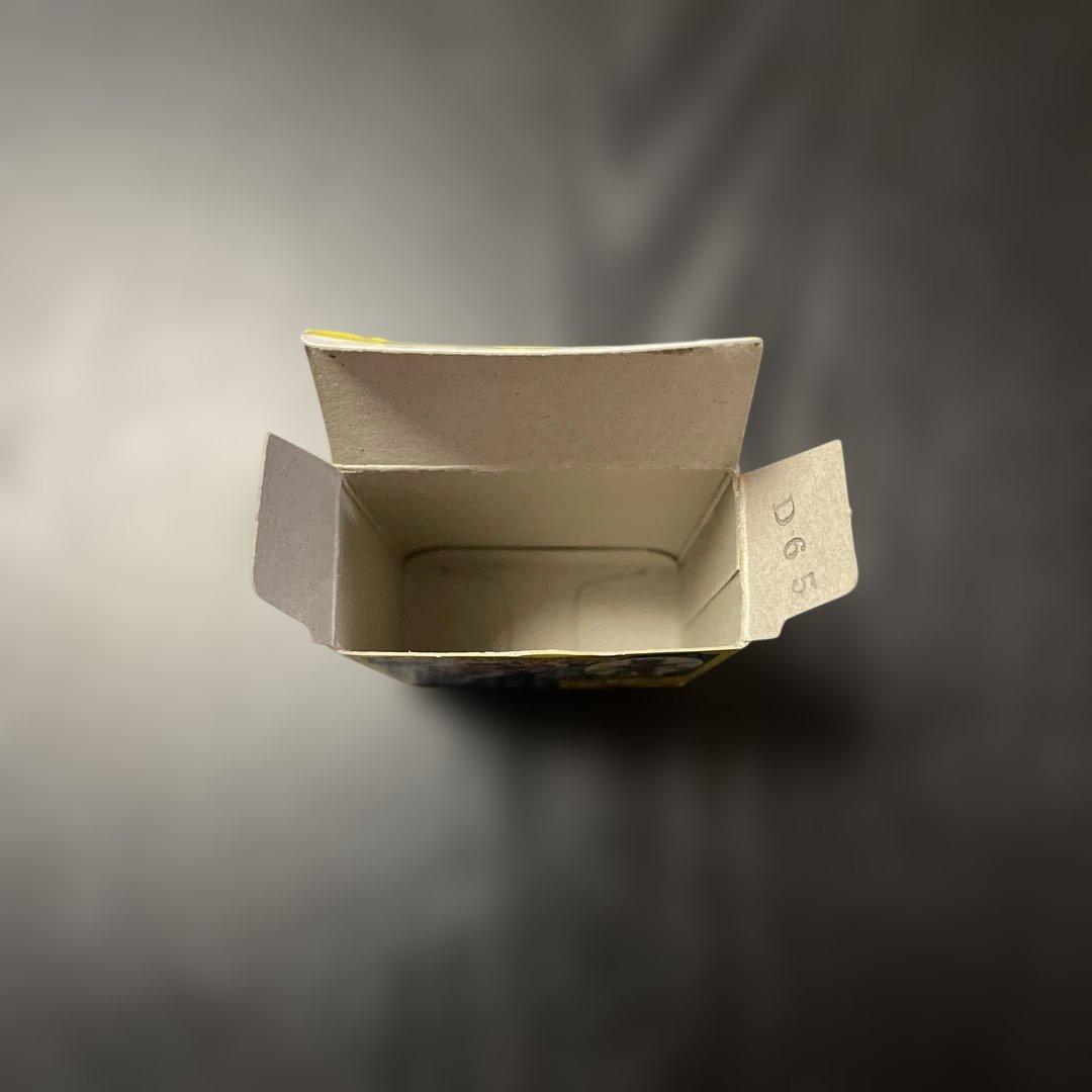 オレンジ色の戦士フィギュア