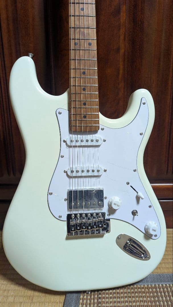 Eris. NESTIA ストラトキャスタータイプ エレキギター