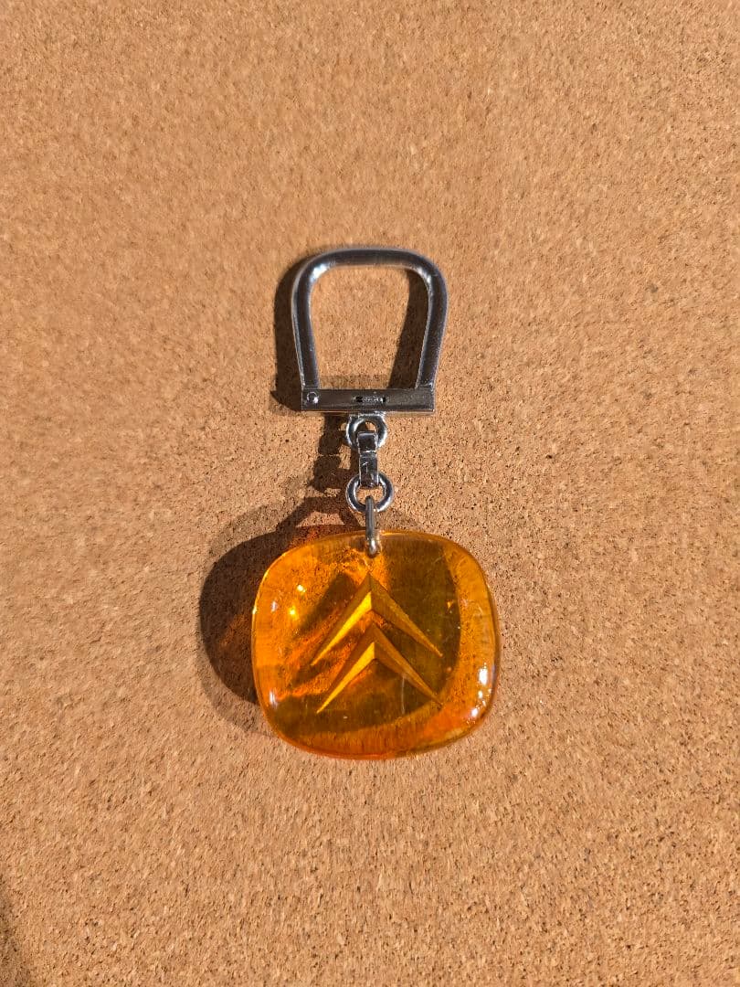 希少ブルボンキーホルダー シトロエンダブルシェブロンのブロンズ色