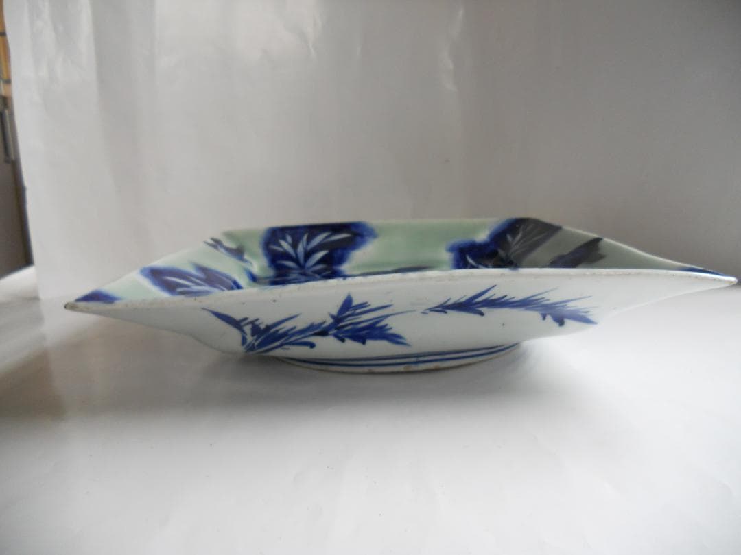 古伊万里 青磁染付 竹に雀 青磁 染付 超希少 大皿 です。