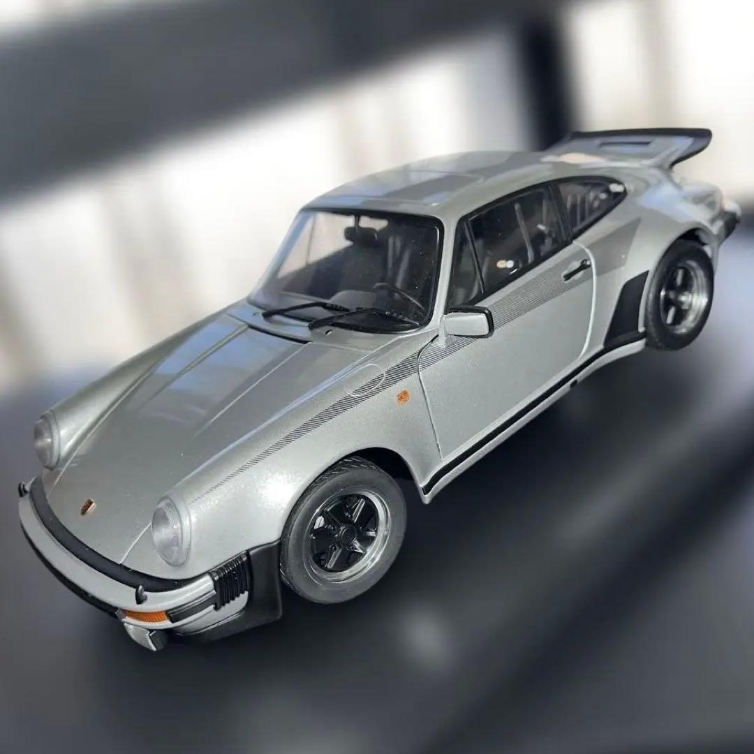 オートアート1/18 ポルシェ911（930）ターボ3.0シルバー