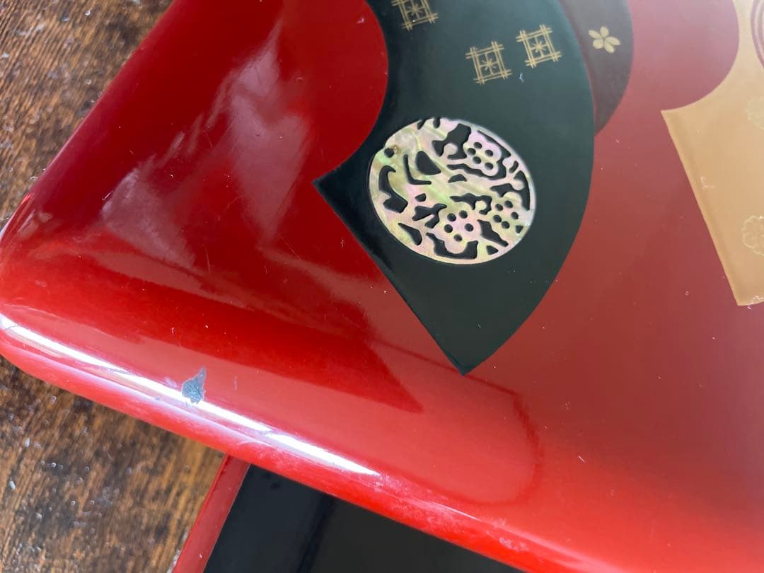 扇形装飾の赤い重箱