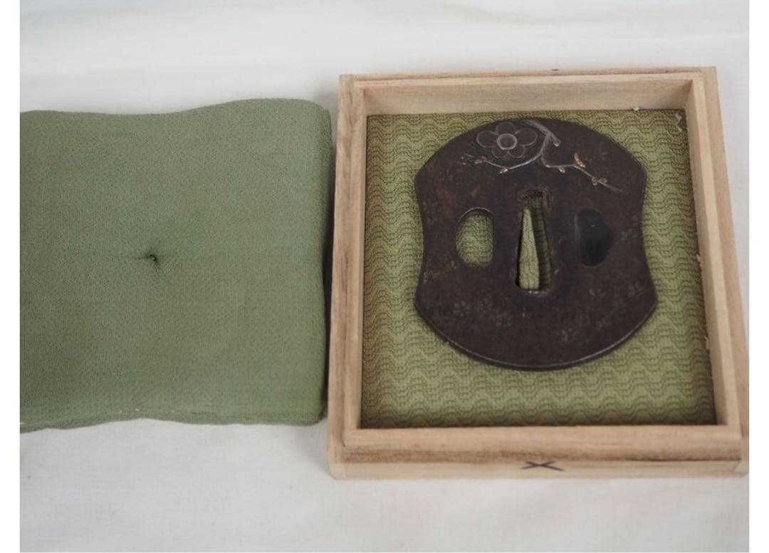 送料無料 江戸時代　銀象嵌　梅花文鍔　木箱付　刀剣美術