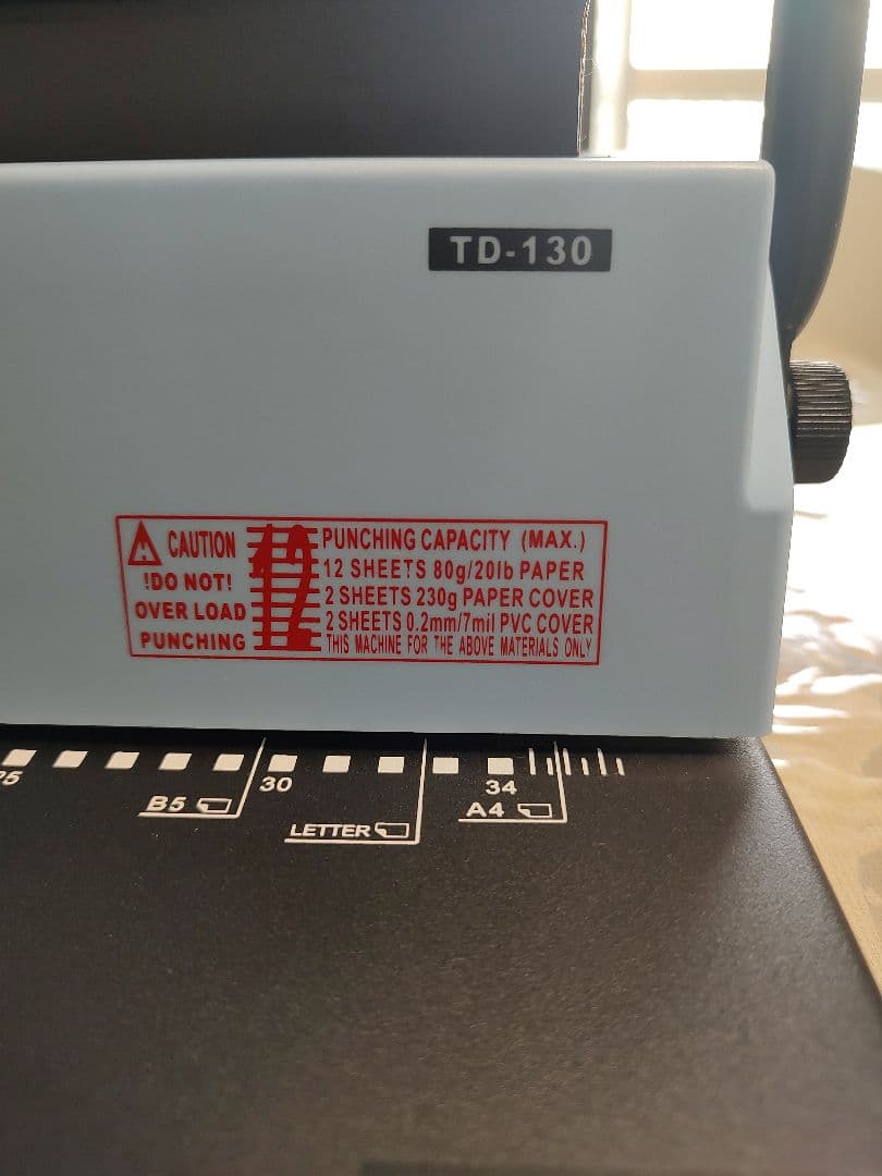 RAYSOONER 紙パンチと製本機。