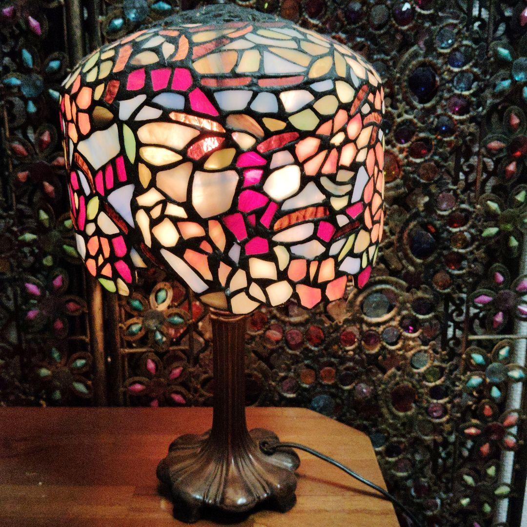 ステンドグラス テーブルランプ 花模様　重厚感あり凄い出来です。