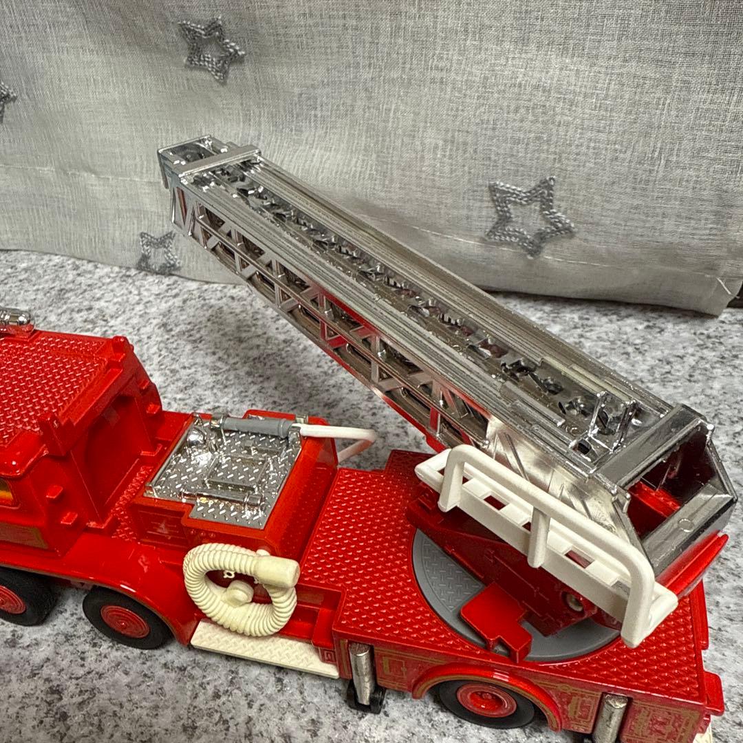 ヒ*ゲ様 トミカダンディ国産車シリーズ002 日野ハシゴ消防車