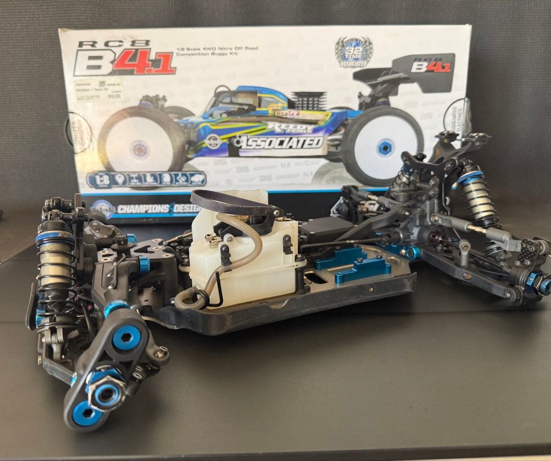 Y*i様 associated RC8B4.1 中古品　　オマケ タイヤ付き