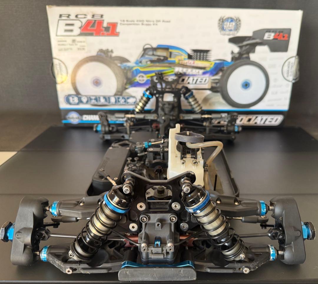 Y*i様 associated RC8B4.1 中古品　　オマケ タイヤ付き