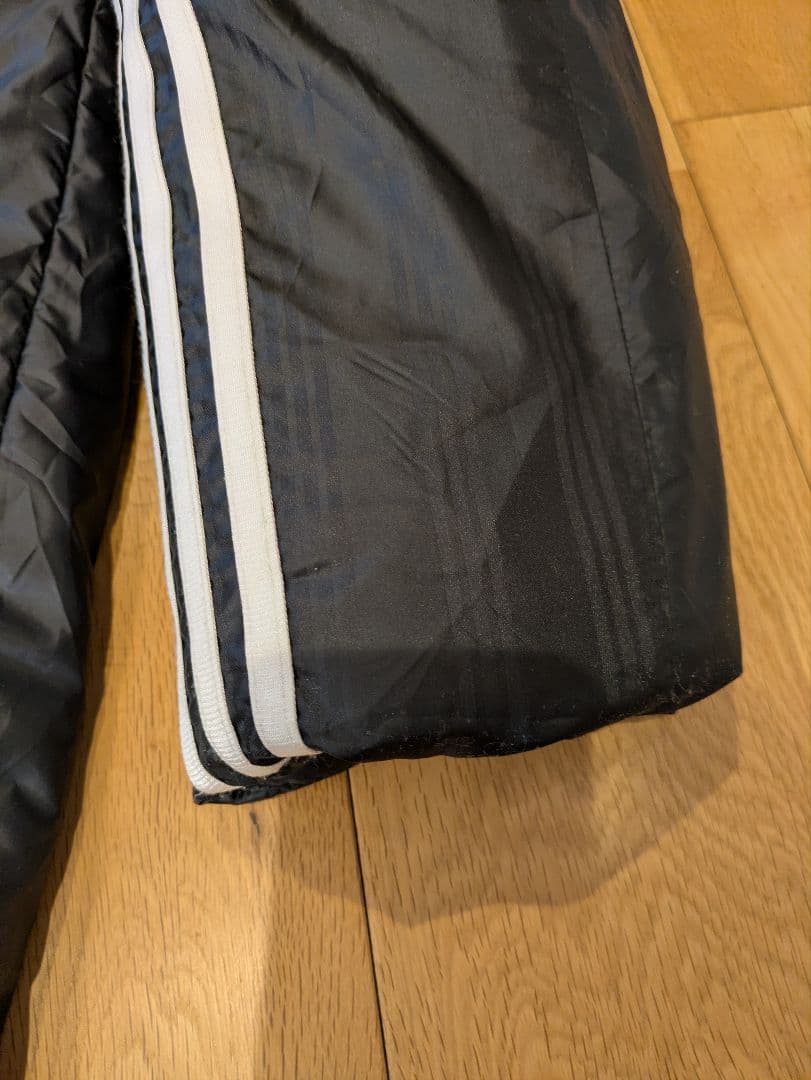 adidas ダウンベンチコート 黒 サイドストライプ