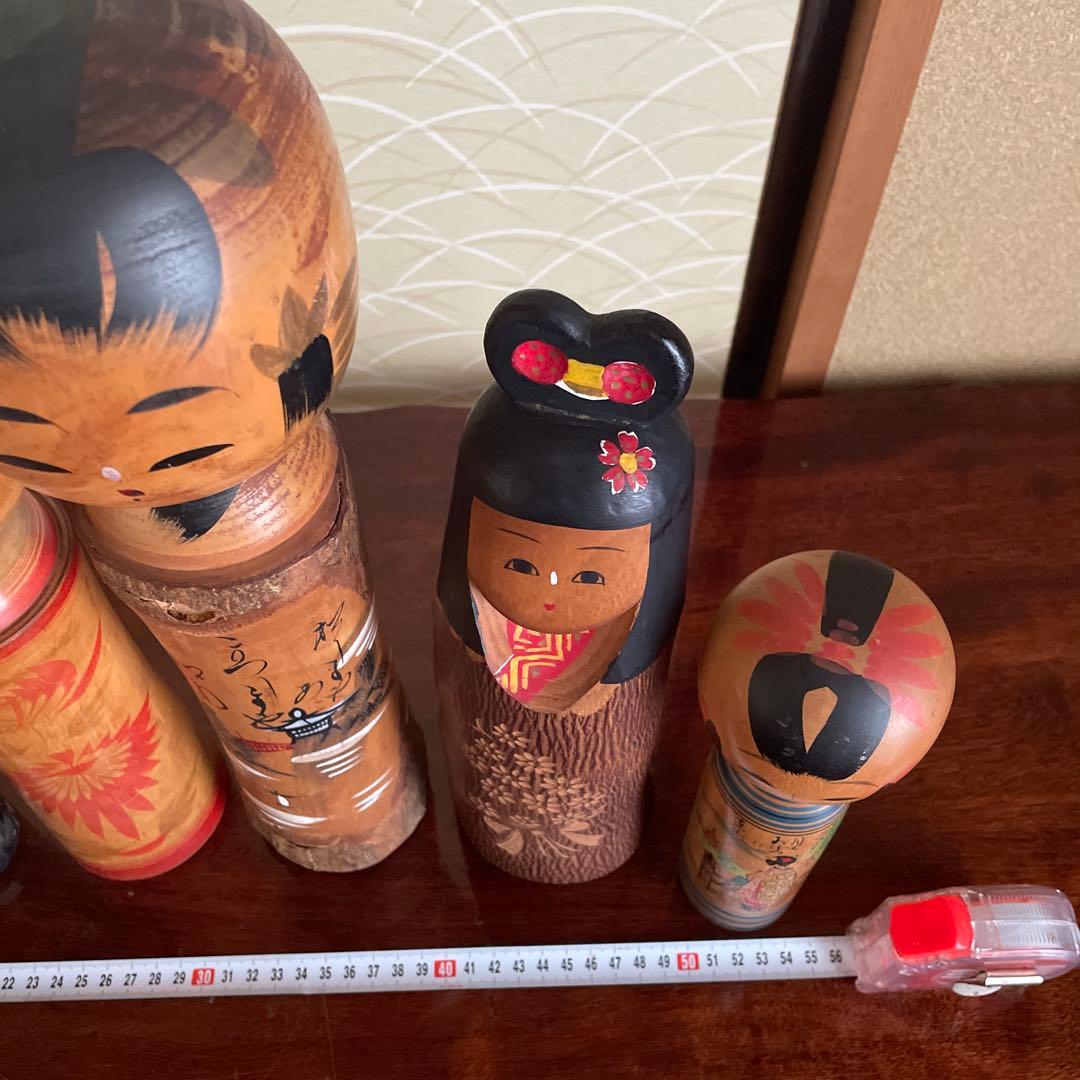 伝統的な手描き木製こけし