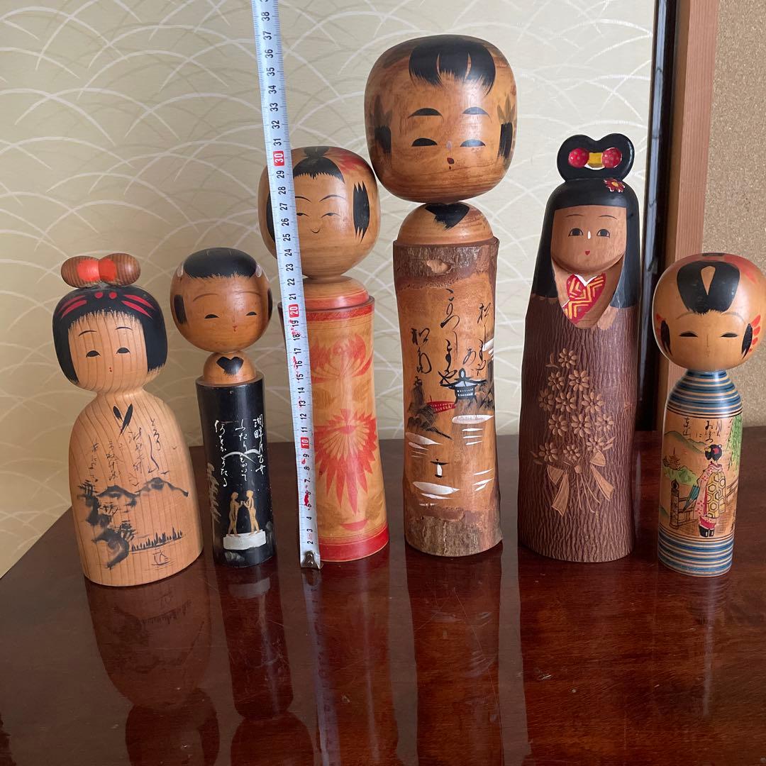 伝統的な手描き木製こけし