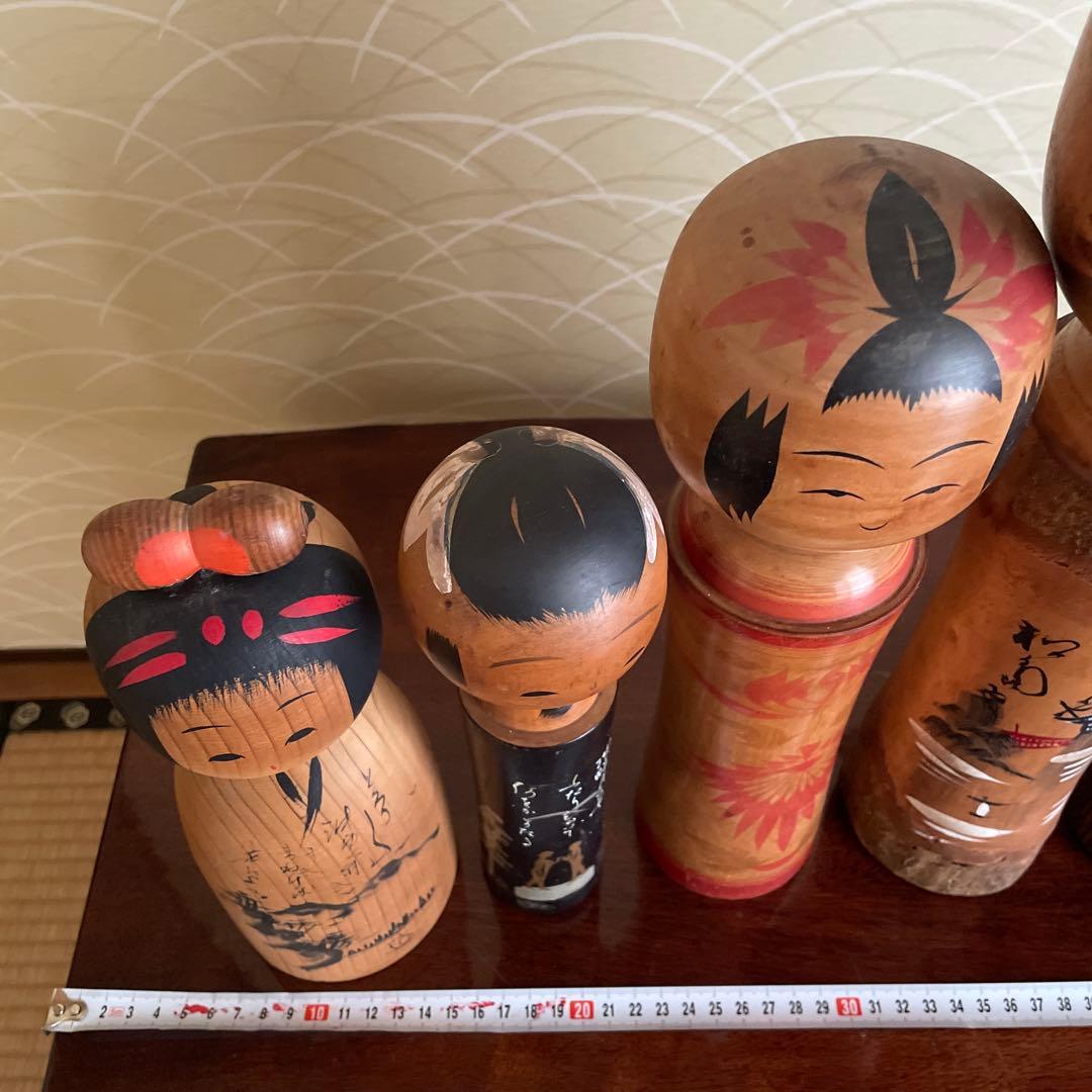 伝統的な手描き木製こけし