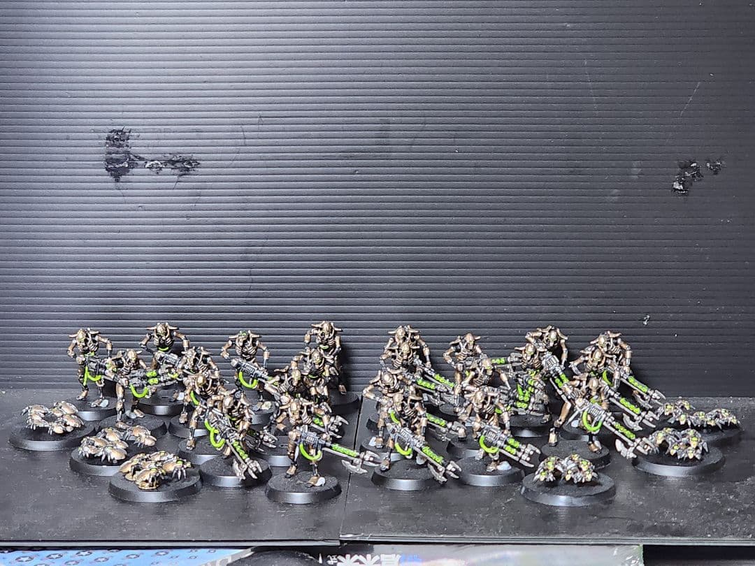 週刊ウォーハンマーネクロン軍団塗装済み。