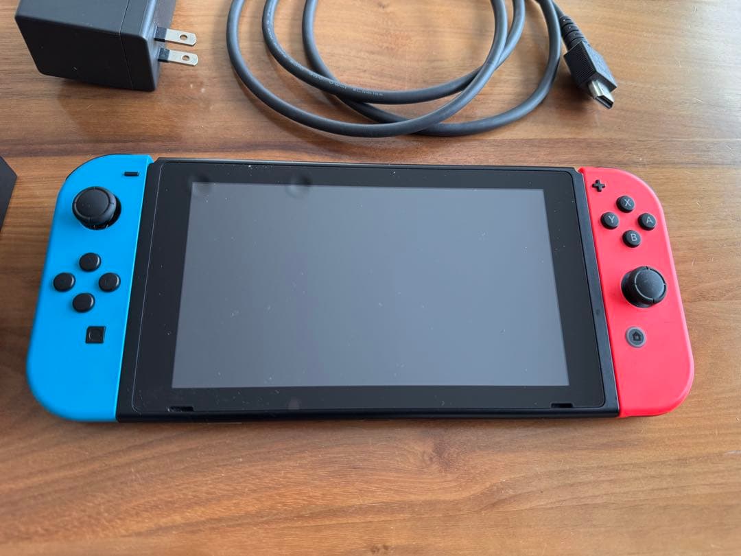 ニンテンドースイッチ　ネオンブルー、レッド