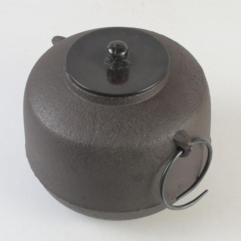 茶道具　釜師　菊池政光作　松文　阿弥陀釜　共箱　V　9904A