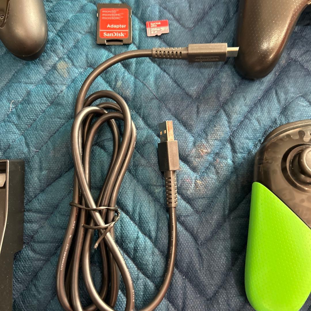 Switch本体、ドック２台 マイクロSD 256GB、プロコン2個、ケース付