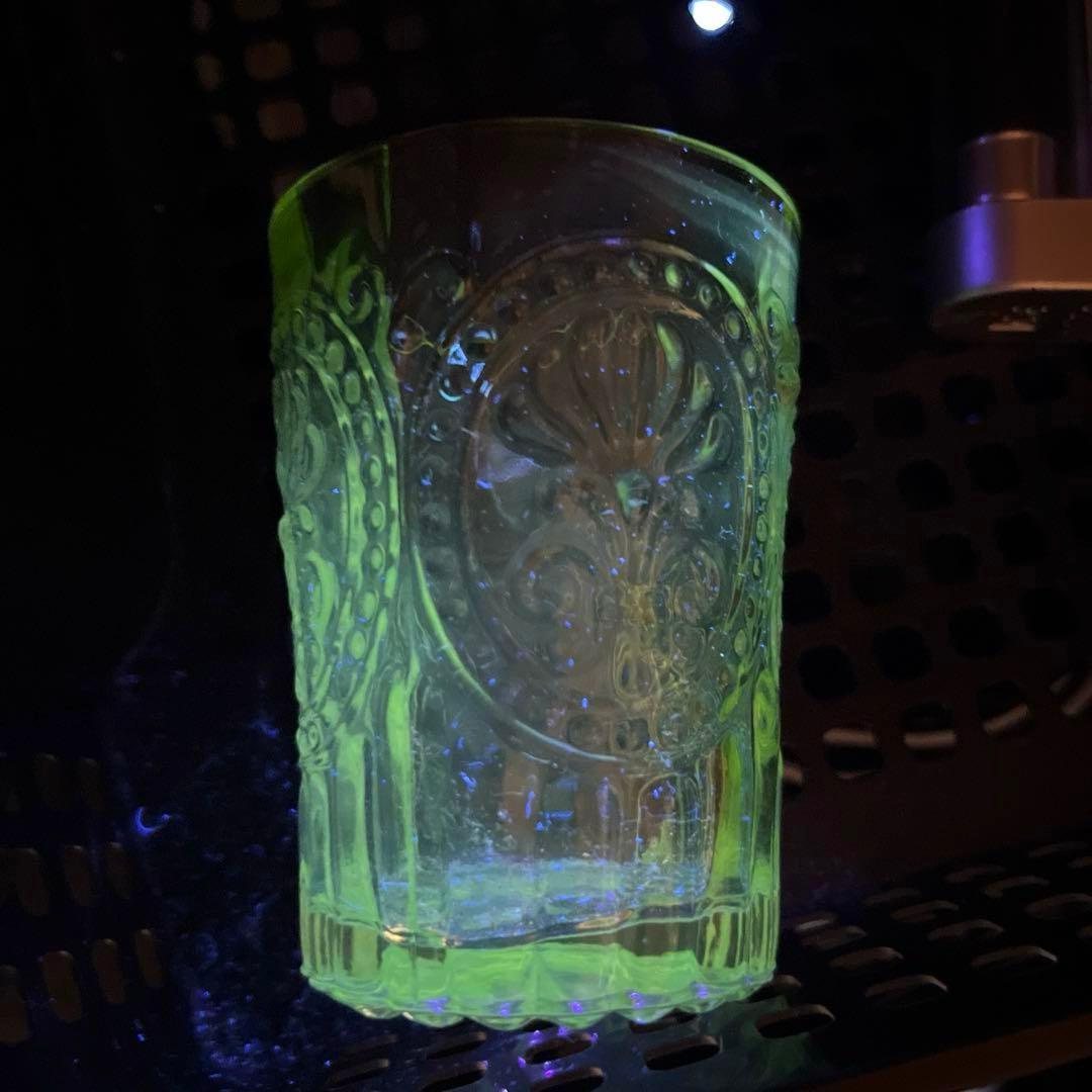 骨董　時代ガラス　ゆらゆらプレスガラス　若草色　百合の紋章　コップ　ウラン