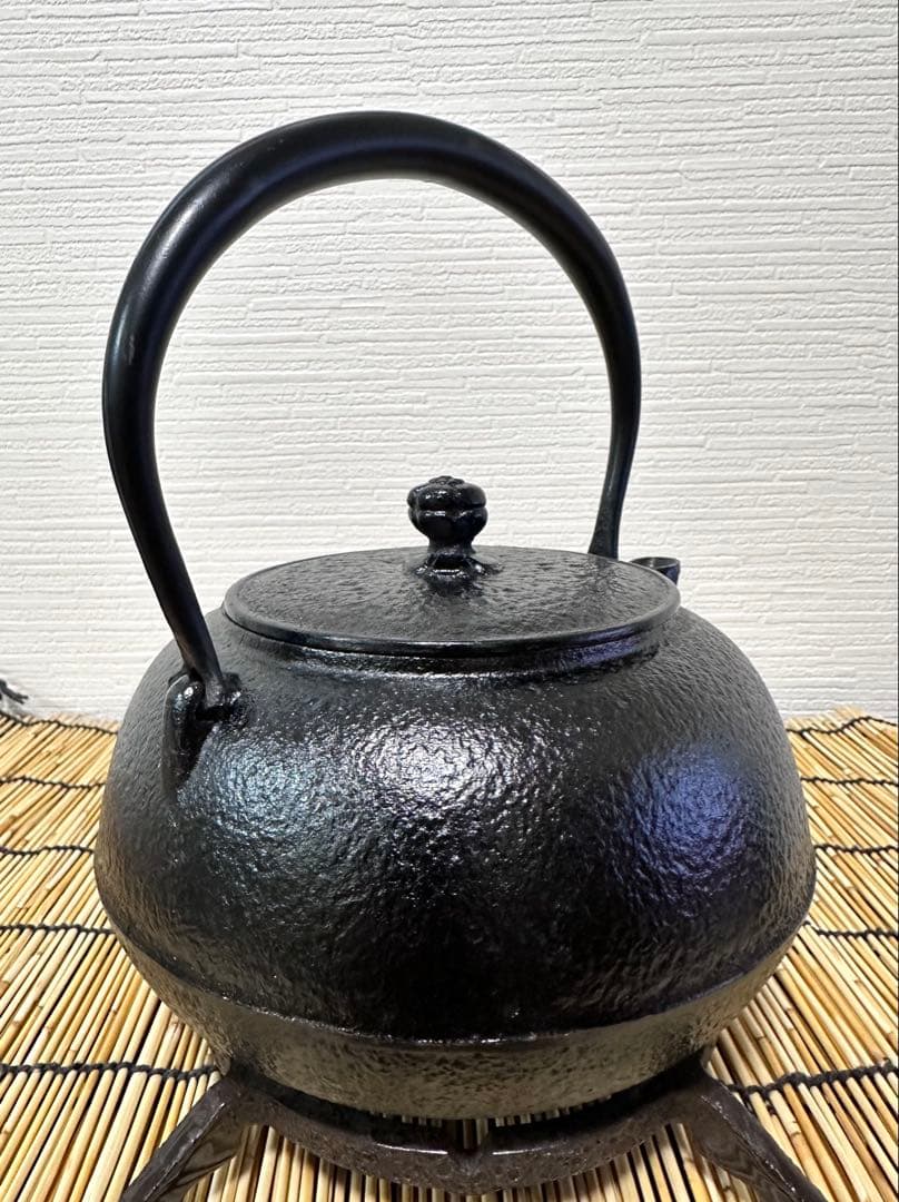 未使用品、付属品付　南部岩鋳造　１８型肌文様　南部鉄瓶　sunny様　売約済み
