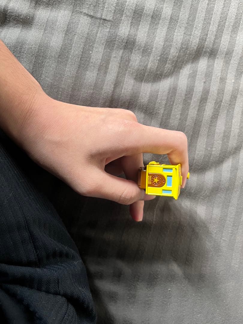 黄色の蒸気機関車ミニカー